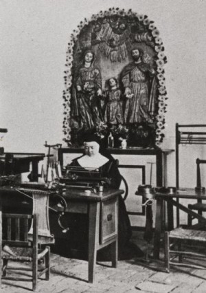 La Santa trabajando en su taller, bajo la mirada de la Sagrada Familia.