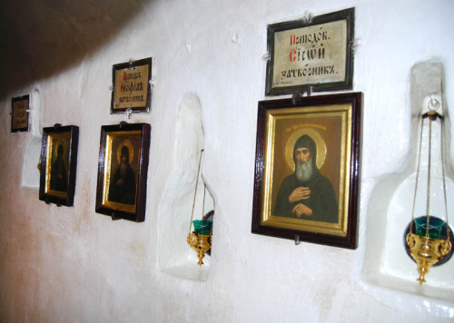 Tumbas e iconos de los santos Sisoes y Teófilo, reclusos.
