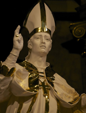 Escultura del santo. Oratorio de San Wilfrido, Londres (Reino Unido).