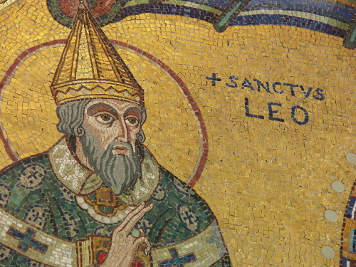 Detalle del Santo en un mosaico moderno de Mont-Sainte-Odile, Alsacia.