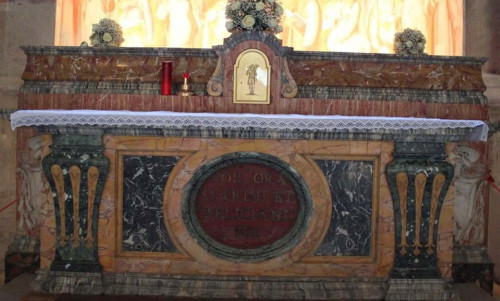 Sepulcro de los Santos en el altar de su capilla. Iglesia de San Stefano Rotondo, Roma (Italia)l