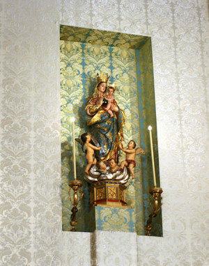 La imagen de la Virgen como se muestra cuando el retablo está abierto. Catedral de Valencia, España.