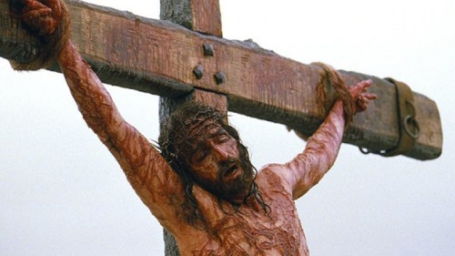 La agonía de Jesús interpretada por el actor Jim Caveziel. Fotograma de la película "La Pasión" (2004) dirigida por Mel Gibson.