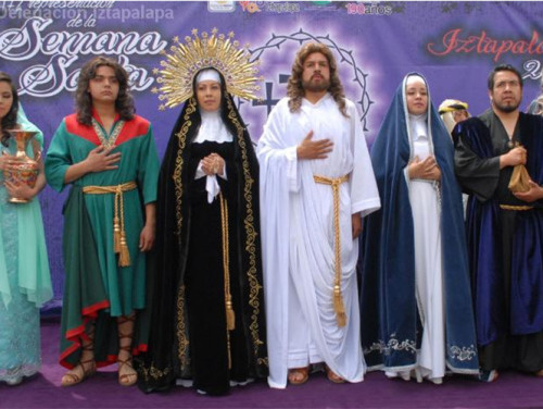 Parte del elenco que conforman la representación del Vía Crucis de Iztapalapa en honor al Señor de la Cuevita.