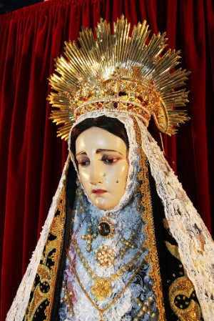 Detalle del busto de la Virgen de la Soledad venerada en Acapulco, México.