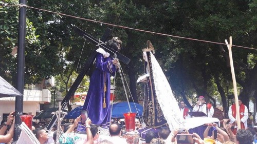 La Virgen de la Soledad y Jesus Nazareno en la Procesión del Vía Crucis.