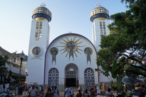 Vista de la fachada de la catedral de Acapulco, México.