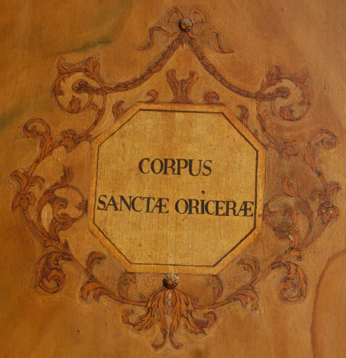 Inscripción en una de las puertas que cierran su relicario. Iglesia del convento del Carmen, Santiago de Compostela, España.