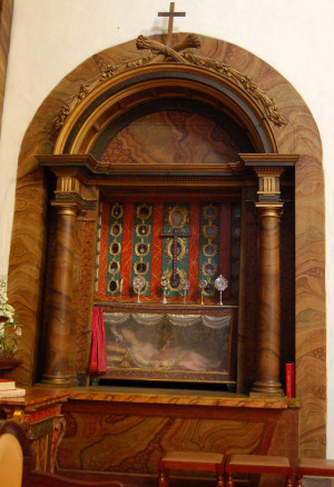 Visión en conjunto del nicho relicario de la Santa mártir. Iglesia del Convento del Carmen, Santiago de Compostela (España). Fotografía: Francisco Pena Rodríguez.