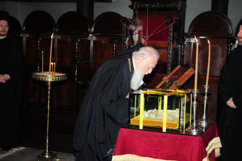 Veneración de las reliquias del Santo en el Patriarcado Ecuménico, El Fanar, Estambul (Turquía).