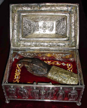 Relicario con la mano incorrupta del Santo.