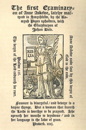 Portada impresa de la First Examination de Anne Askew, donde aparece representada como una mártir de la Antigüedad. Nótese la tiara papal que corona la cabeza de la bestia que pisa.