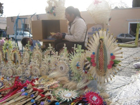 Diversas figuras que hacen los artesanos mexicanos para el Domingo de Ramos.