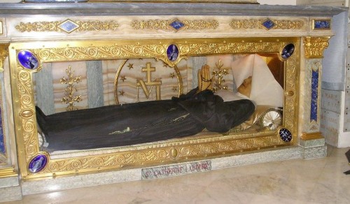 Vista de la urna que contiene el cuerpo incorrupto de la Santa, con cubierta de cera. Capilla de Nuestra Señora de la Medalla Milagrosa, París (Francia).