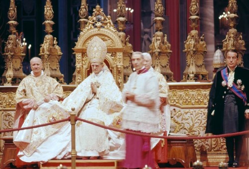 Vista del Venerable en el trono pontificio, fotografiado durante el Concilio Vaticano II.