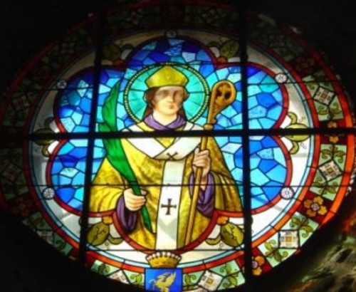 Vitral moderno de San Didier de Vienne con atributos episcopales y martiriales, además se incluye en su iconografía un el palio primitivo.