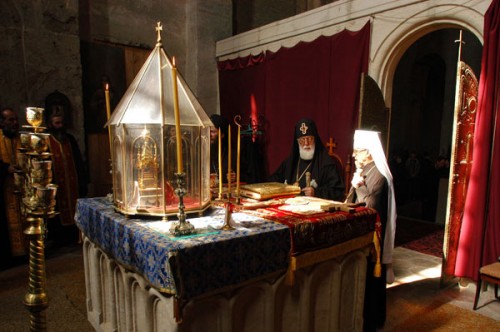 Divina Liturgia celebrada ante el relicario de la Santa en Georgia.