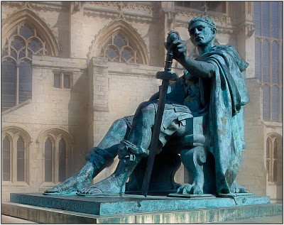 Estatua en bronce del emperador Constantino. Cd. de York, Gran Bretaña.