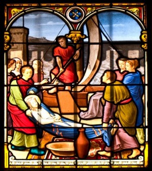 El cadáver de la Santa trasladado en barca. Vidriera decimonónica en la iglesia de San Carlos, Mónaco.
