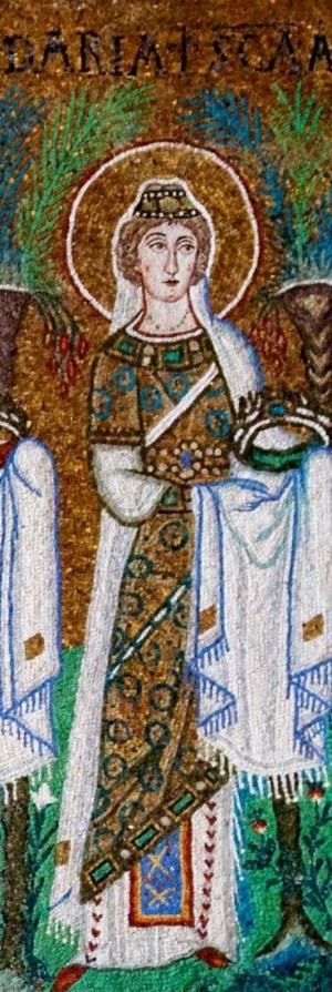 Detalle de Santa Daría en el cortejo de vírgenes de San Apolinar de Rávena, Italia. Mosaico paleocristiano.