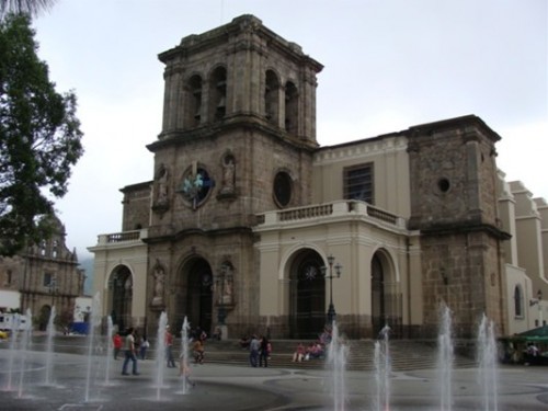 Vista de la catedral de Ciudad Guzmán, México.