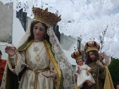 Detalle de las imágenes de San José y la Virgen del Rosario sacadas en procesión en Zapotlán, México.