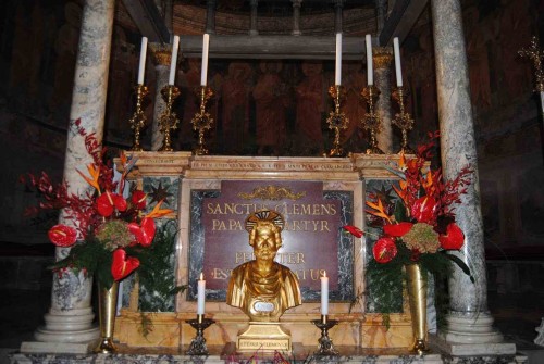 Sepulcro del Santo en el altar de la confessio de su Basílica en Roma (Italia).