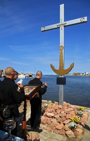 Cristianos ortodoxos rezando en el supuesto lugar del martirio del Santo.