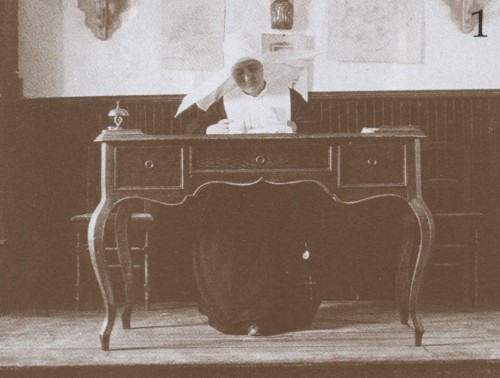 Fotografía de la Beata Melchora Adoración Cortés en su escritorio de maestra.