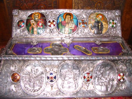 Vista del relicario abierto donde actualmente se guardan las reliquias del Santo. Monasterio de Tismana (Rumanía).
