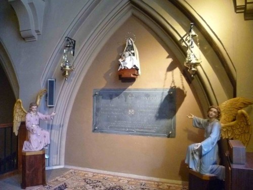 Convento de carmelitas descalzos de Tarragona. Sepulcro de tres beatos carmelitas descalzos y tres beatos terciarios carmelitas de la enseñanza.