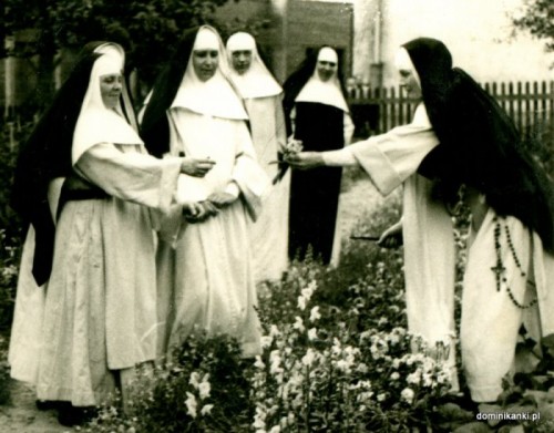 Fotografía de la Beata recogiendo flores en el jardín del convento y entregándolas a sus compañeras.