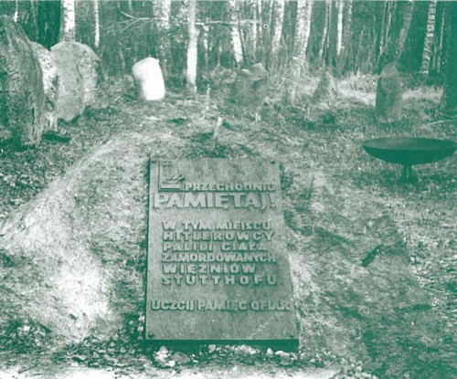 Fosa común donde yace el cuerpo de la Beata, junto con las demás víctimas del tifus. La placa dice en polaco: "En este sitio están sepultados los presos asesinados de paludismo. Stutthof. Honremos la memoria de las víctimas".