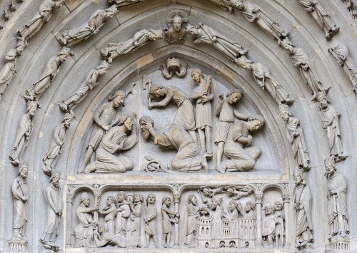 Martirio de los Santos. Tímpano gótico en la portada norte de la Basílica de Saint Denis, París (Francia).