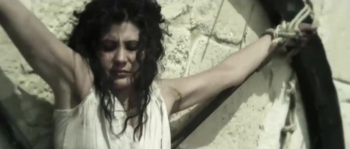 Secuencia del martirio: Catalina (Nicole Keniheart) es torturada y ejecutada en una rueda de púas.