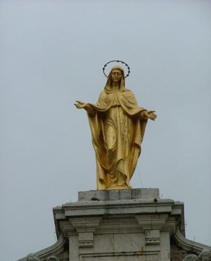 Imagen de la Virgen sobre la fachada de la Basílica de la Porciúncula, Asís (Italia).