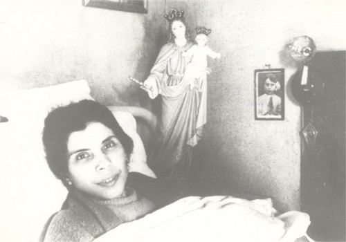 Fotografía de la Beata en la cama, con una imagen de María Auxiliadora.