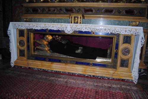 Urna con los restos de san Pablo de la Cruz en la basílica romana de los santos Juan y Pablo.