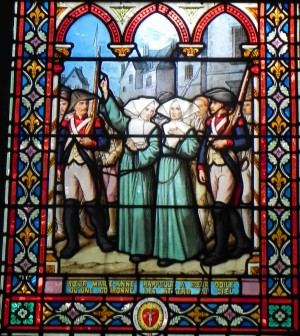 Vidriera completa. La Beata Marie-Anne exhorta a la Beata Odile diciéndole que una corona les espera en el cielo.
