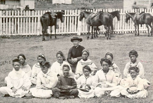 Reunido con un grupo de niñas y mujeres en Kalawao en el 1870.