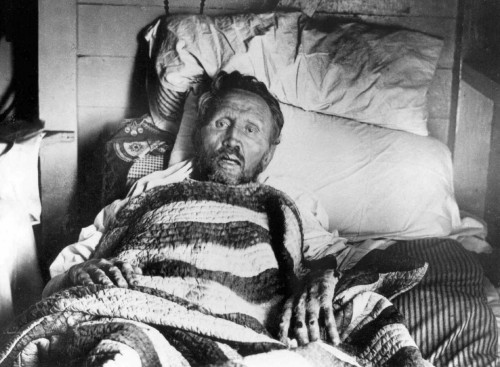 Enfermo en la cama.