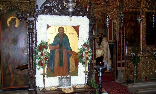 Cráneo e icono del santo delante del iconostasio del monasterio de los Santos Arcángeles.