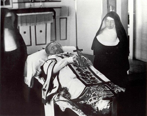 Muerto en su cama. Junto a él Santa Mariana Cope.