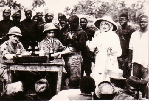 Foto de la beata realizando una visita médica en el campo de Dar es-Salaam (Tanzania).
