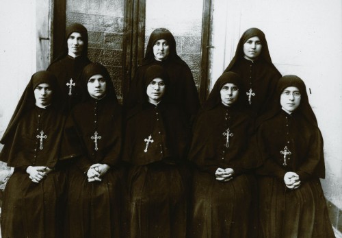 La Beata Esperanza con las primeras siete Esclavas del Amor Misericordioso.