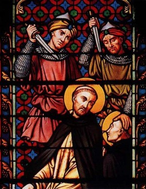 Detalle de una vidriera contemporánea con el martirio del Beato Sadoc y un compañero.