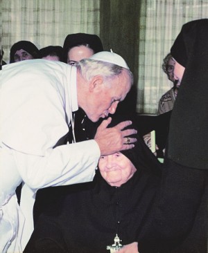 San Juan Pablo II besando a la Beata.