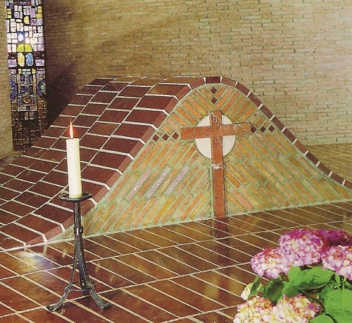 Tumba de la Beata en la cripta del santuario.