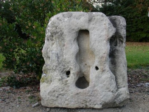 Piedra a la que, según la tradición, se aferró la Santa antes de su martirio, y que estaría grabada con la marca de sus rodillas. Davayat, Francia.