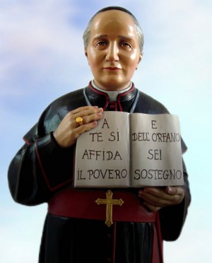 Escultura del Beato. El libro dice en italiano: "A ti se confía el pobre y del huérfano eres sostén".